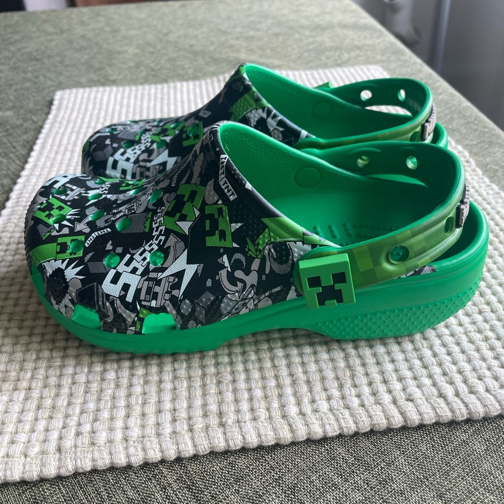 Like New size 1 Minecraft crocs